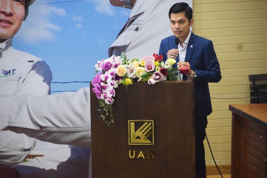 Mr. Nguyen Van Ut gave a presentation at the seminar.